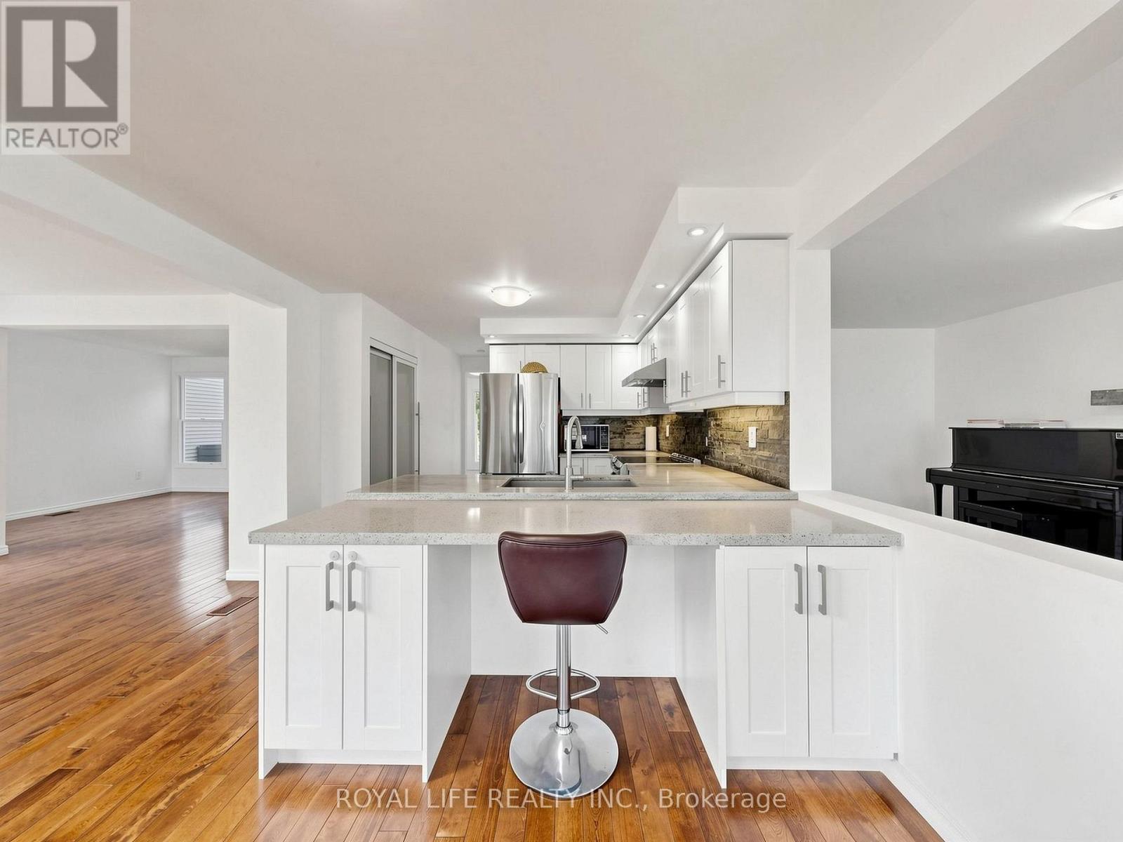 985 LINDEN STREET - 13