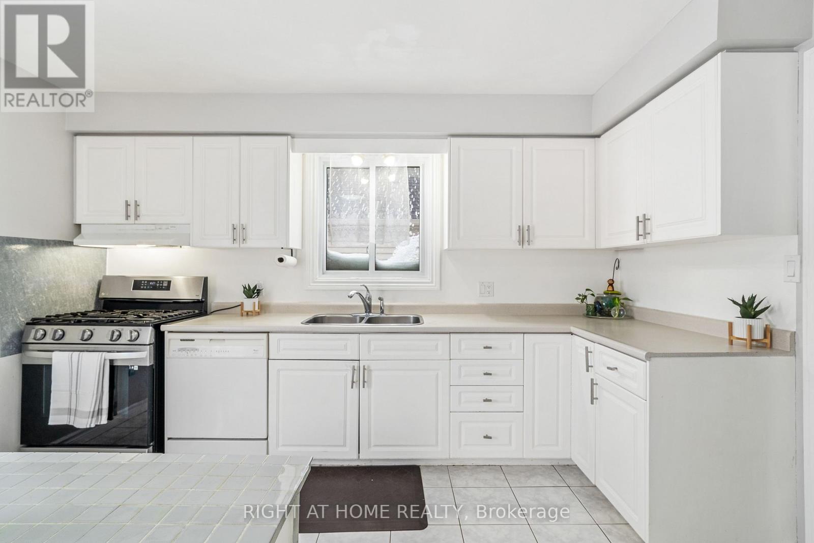 242 COLETTE DRIVE - 20