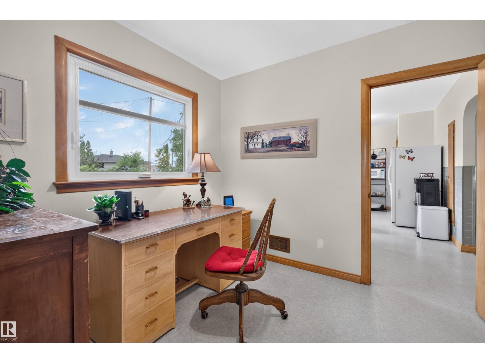 5012 46 ST - 10