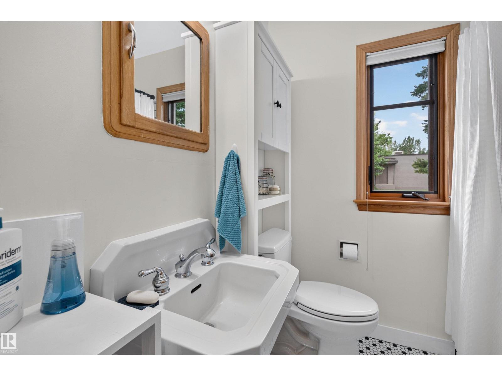 5012 46 ST - 23