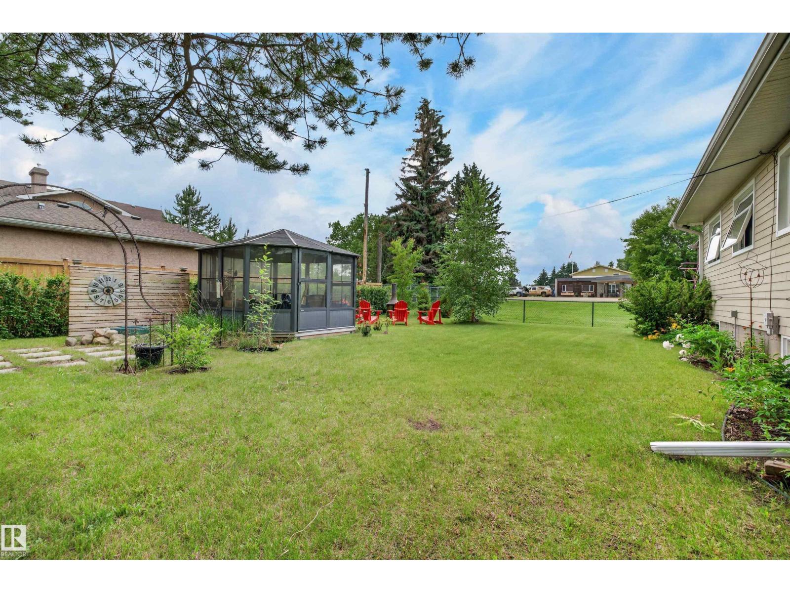 5012 46 ST - 32