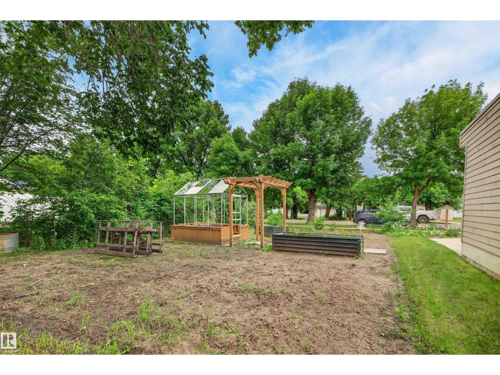 5012 46 ST - 34