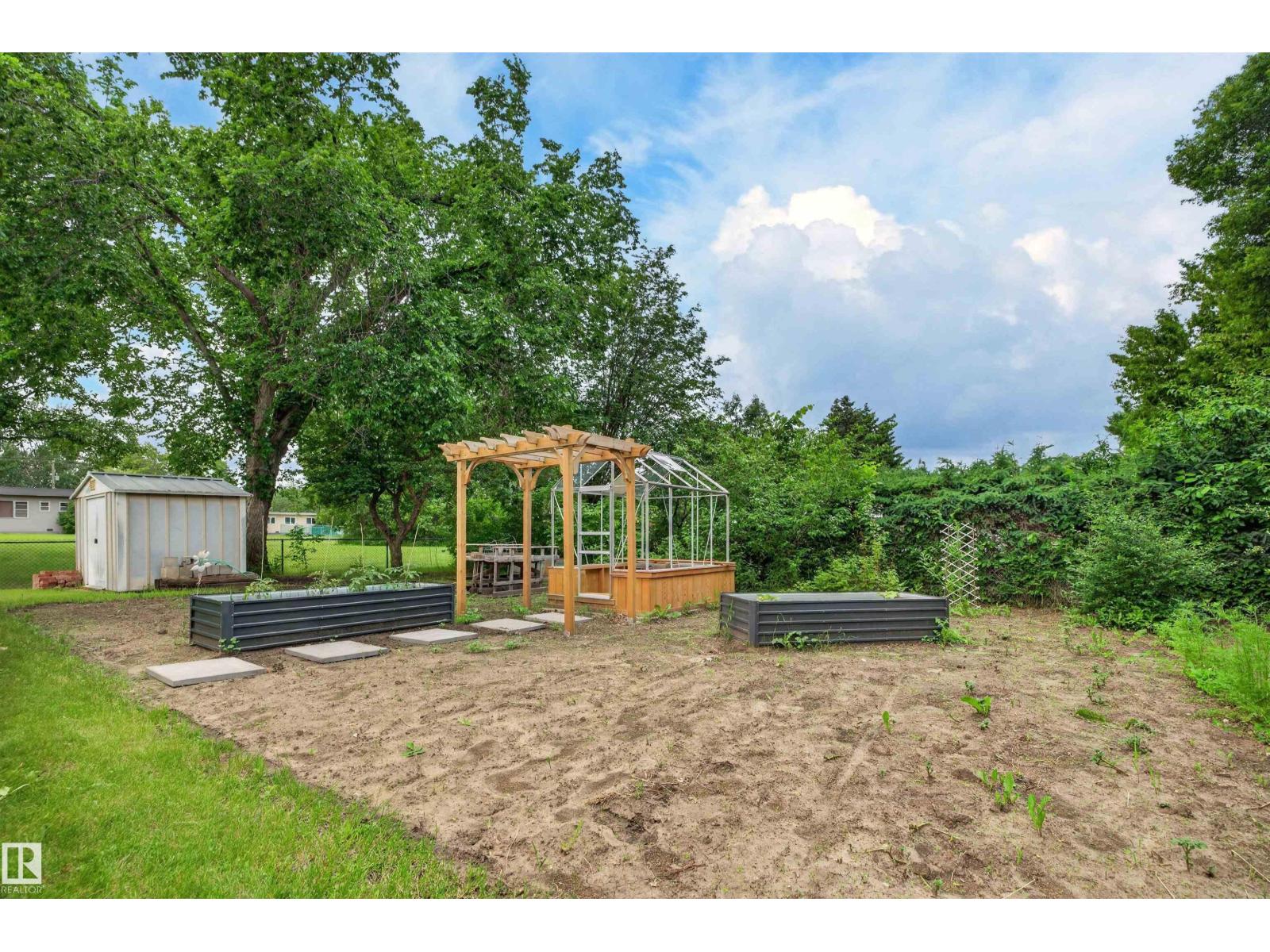 5012 46 ST - 35