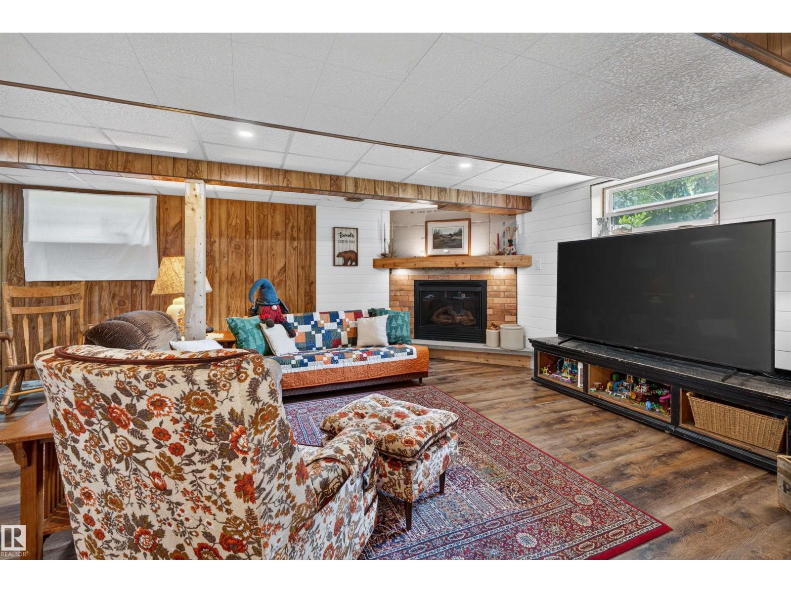 5012 46 ST - 36