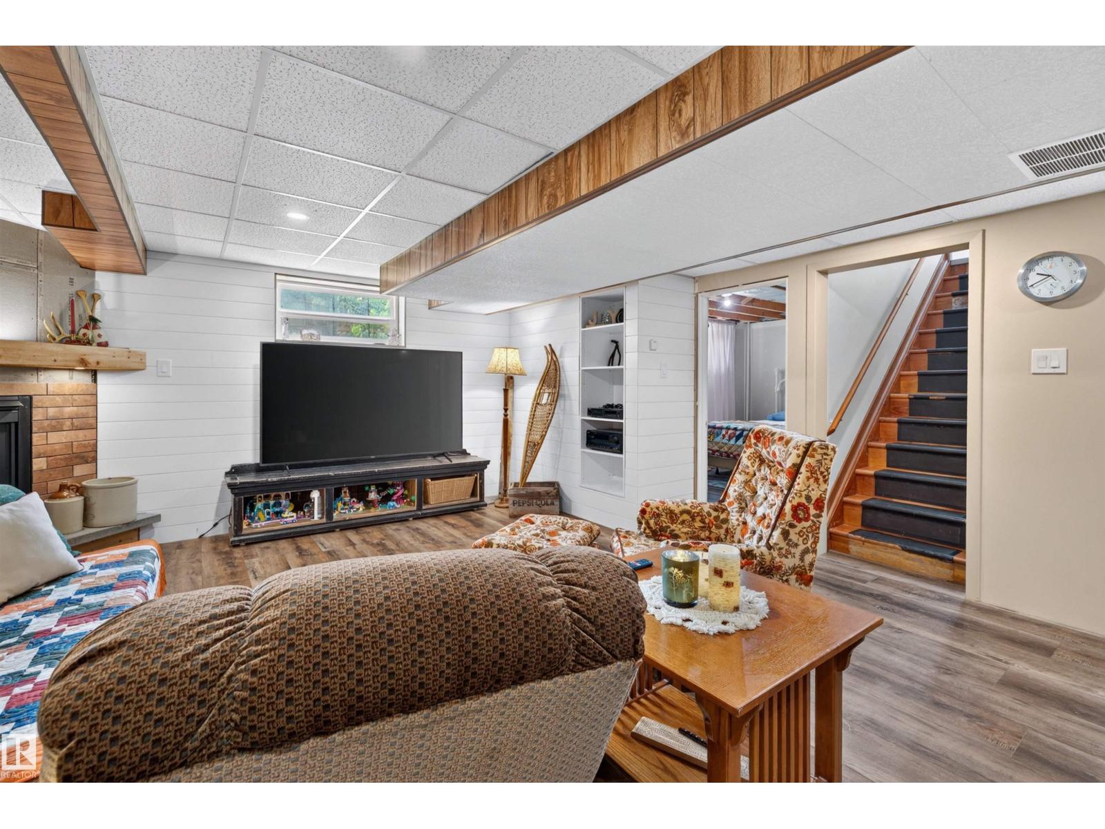 5012 46 ST - 39