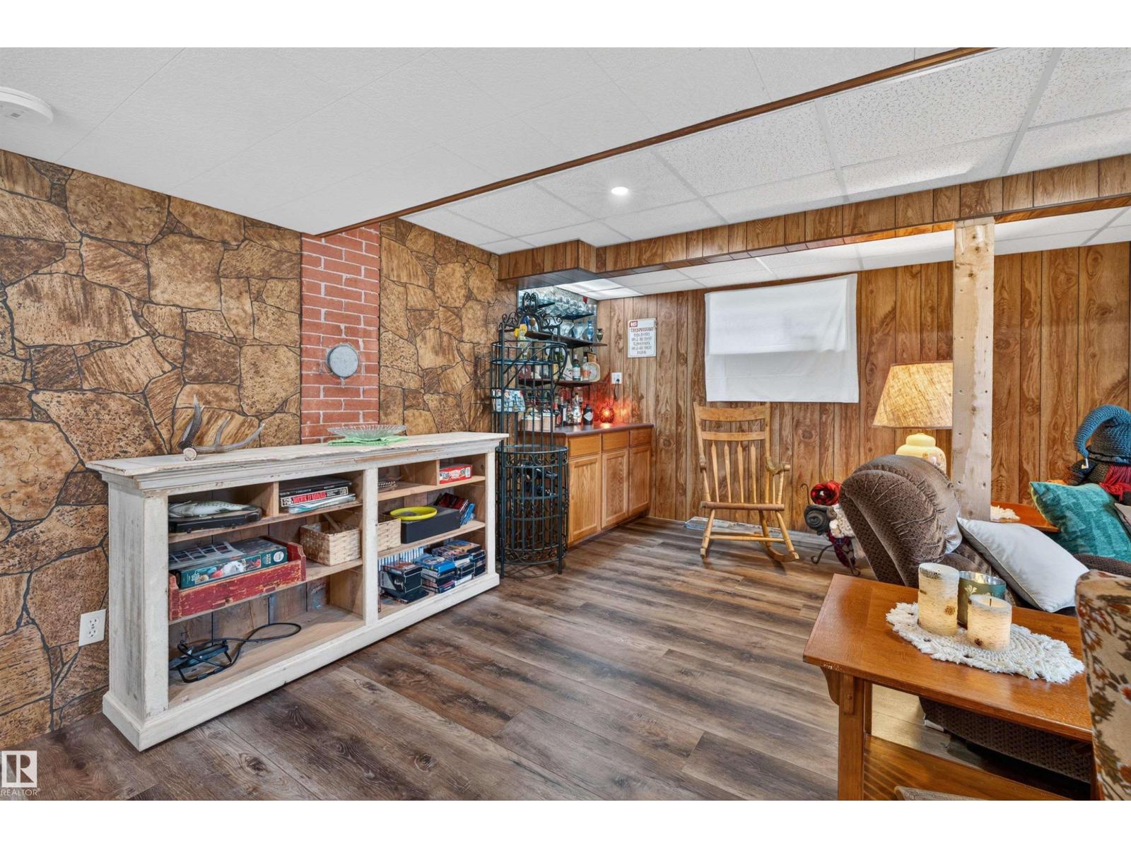 5012 46 ST - 40