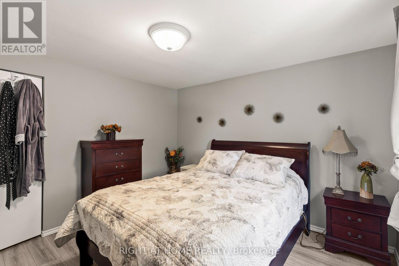 22 VINCENT CRESCENT - 18