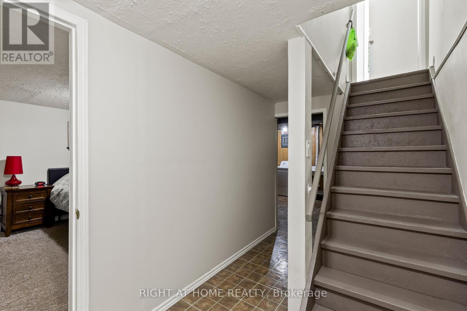 22 VINCENT CRESCENT - 25