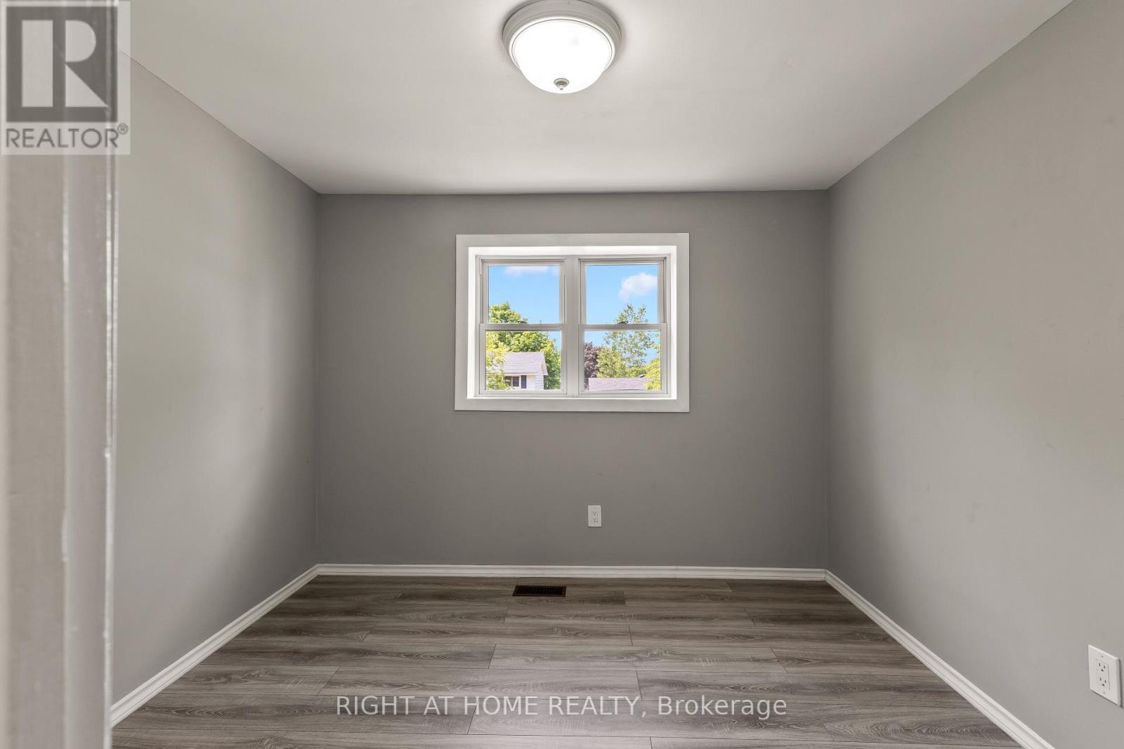 22 VINCENT CRESCENT - 21