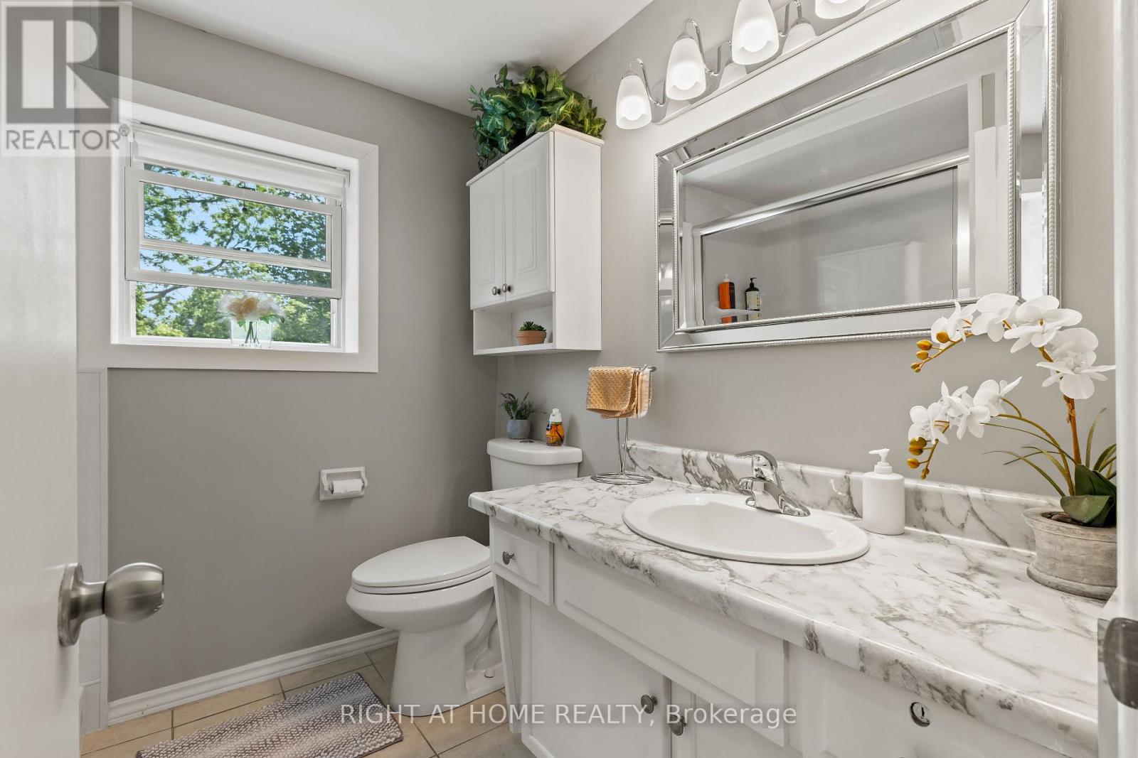 22 VINCENT CRESCENT - 23