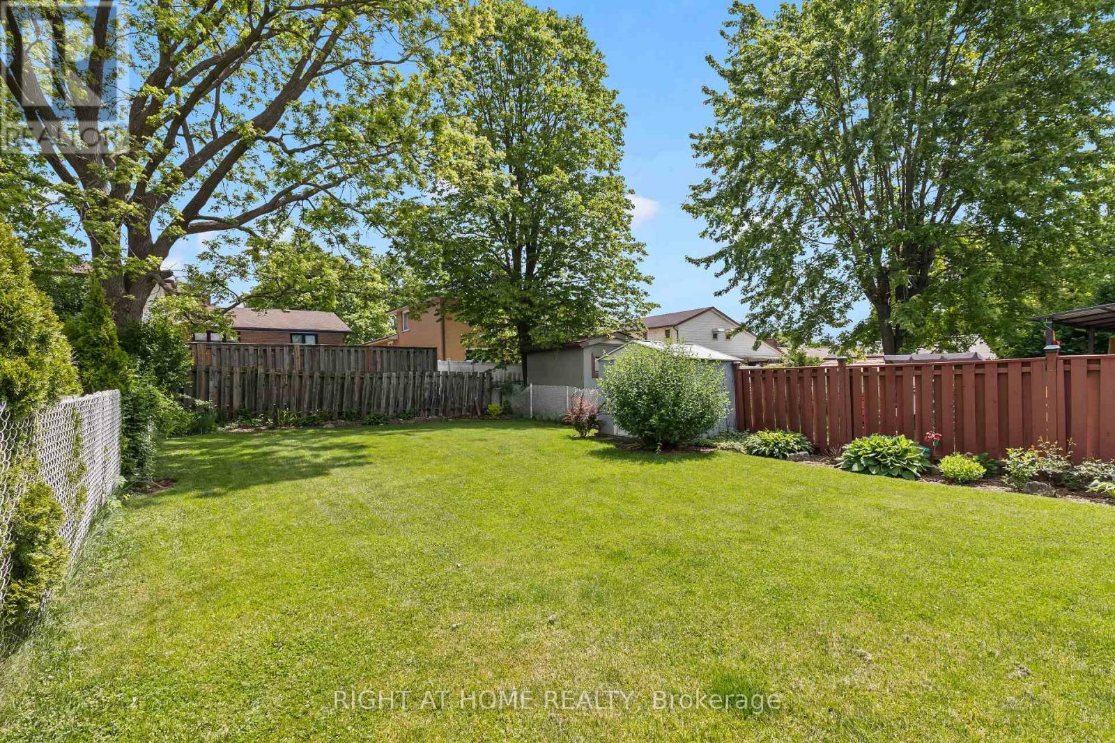 22 VINCENT CRESCENT - 33