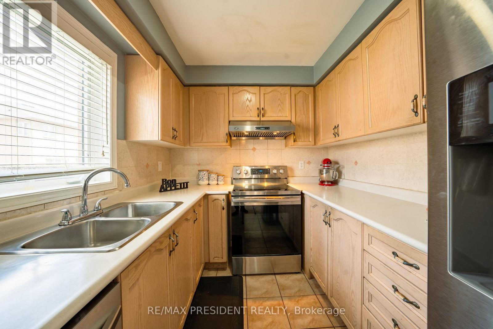 4 REDFINCH WAY - 18