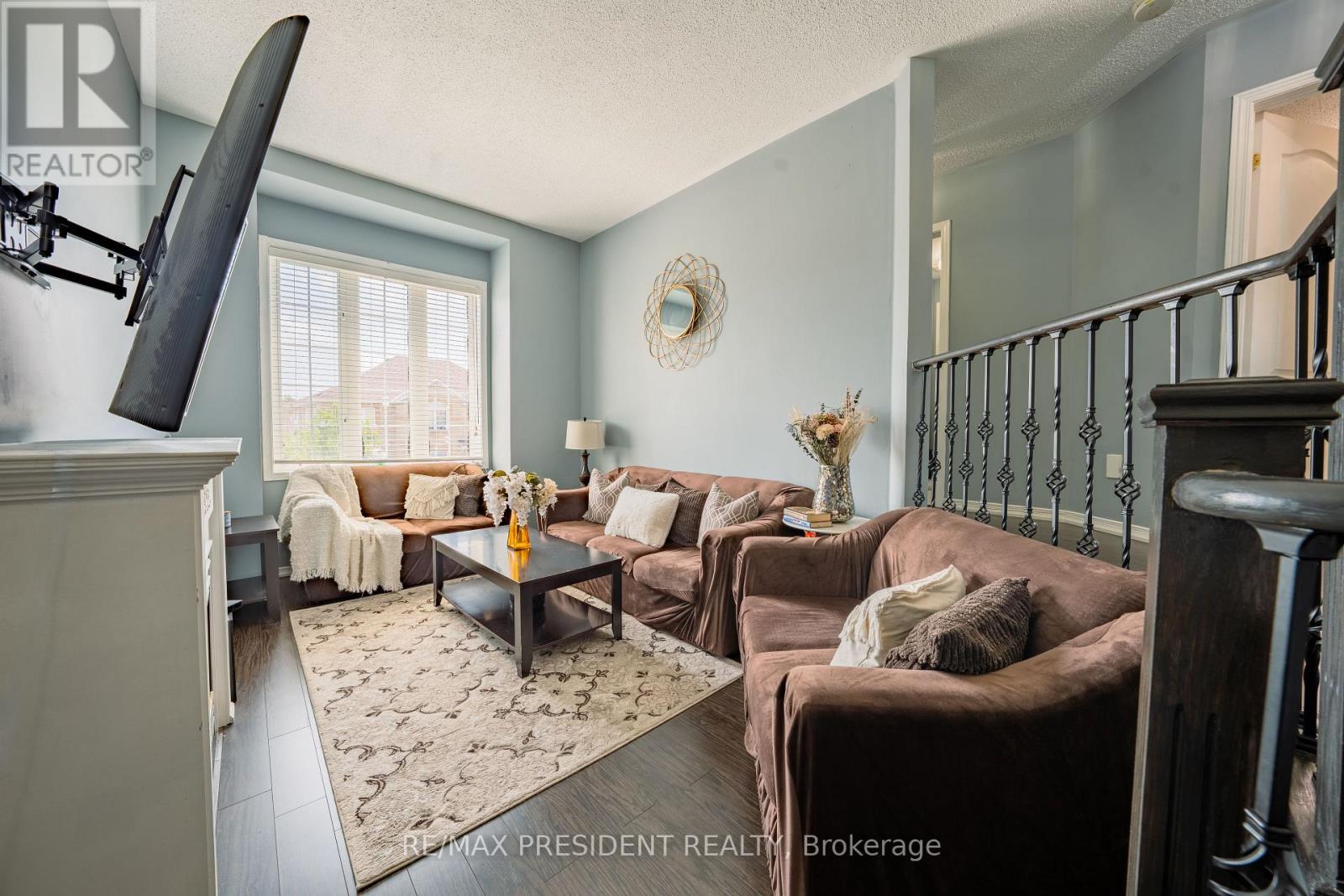4 REDFINCH WAY - 27
