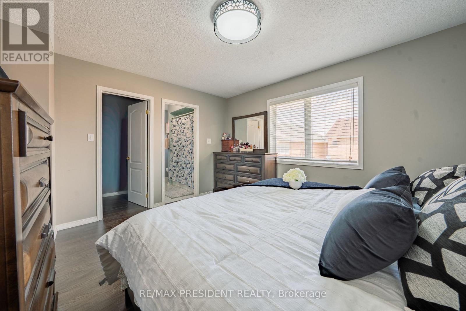 4 REDFINCH WAY - 32