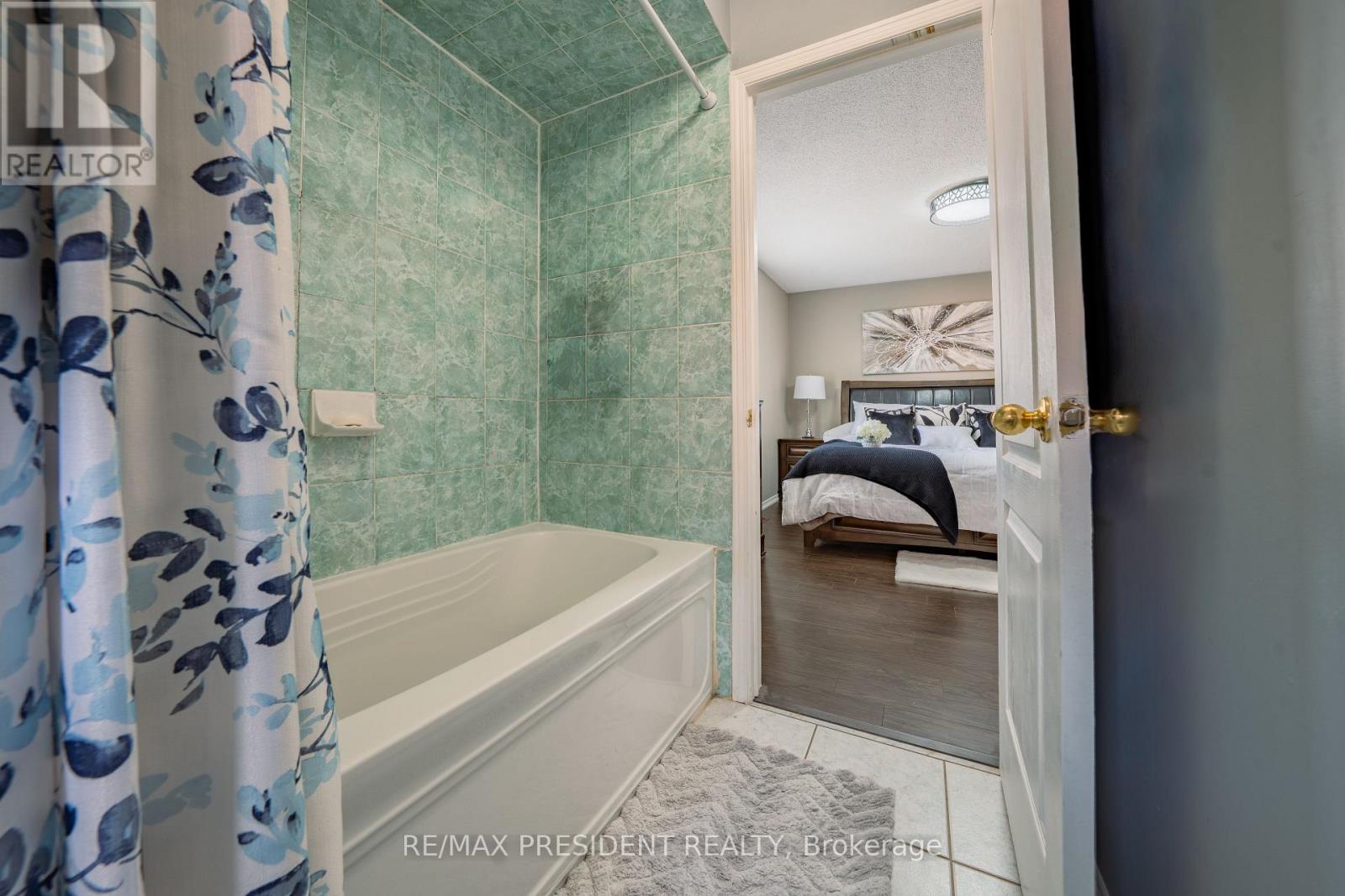 4 REDFINCH WAY - 33