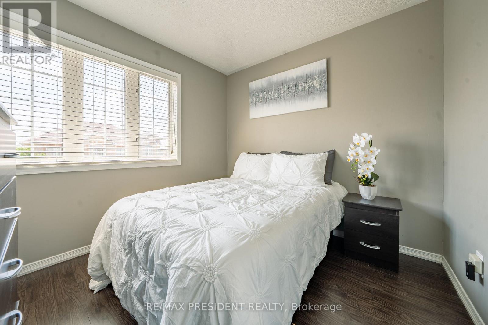 4 REDFINCH WAY - 37