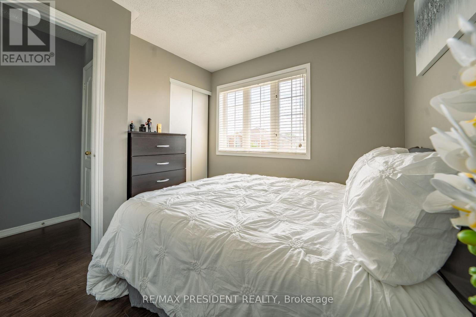 4 REDFINCH WAY - 38