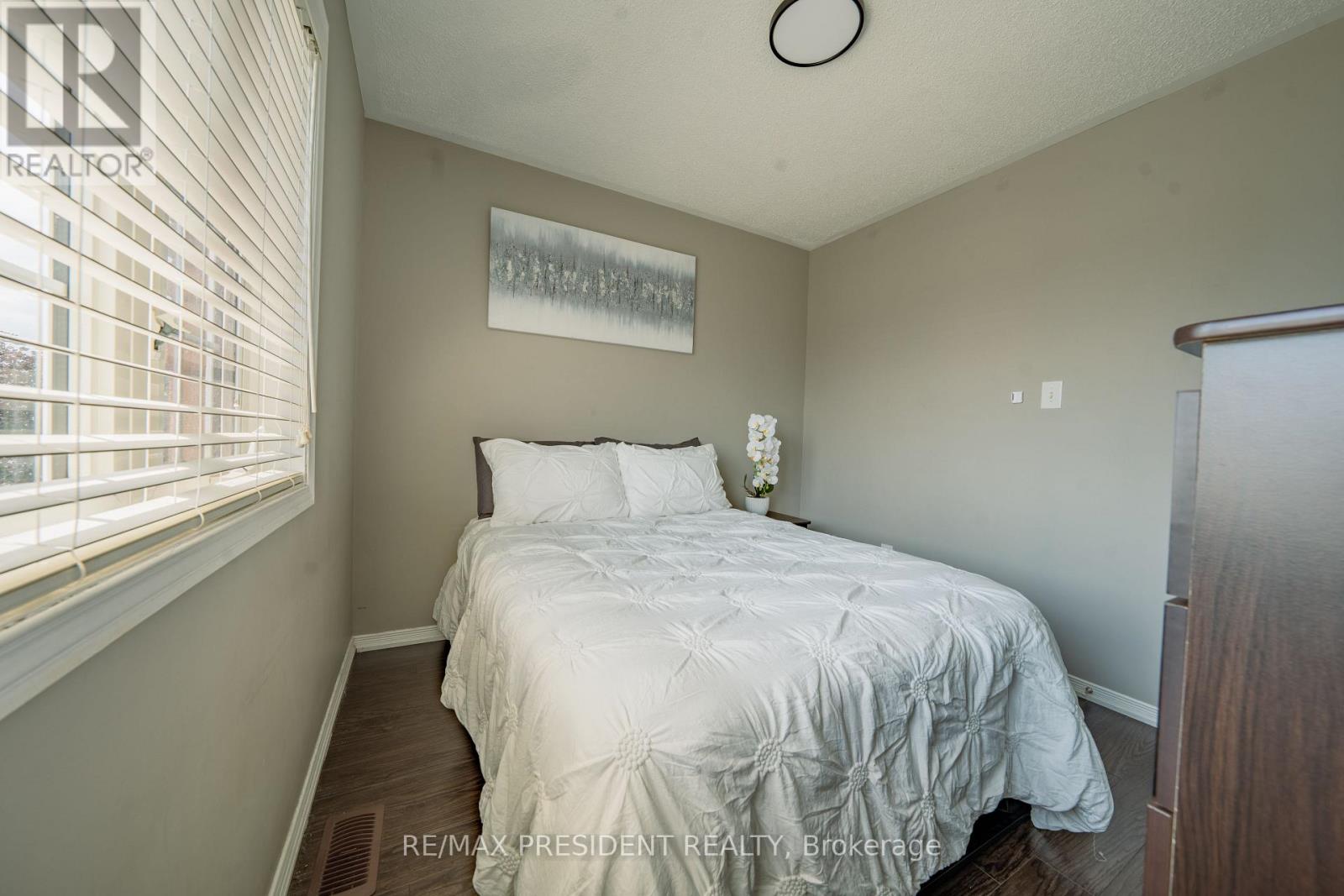 4 REDFINCH WAY - 39