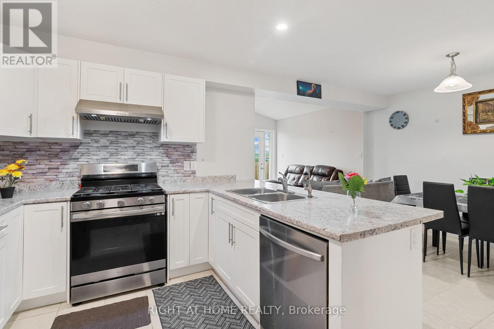 307 KENNINGTON WAY - 14