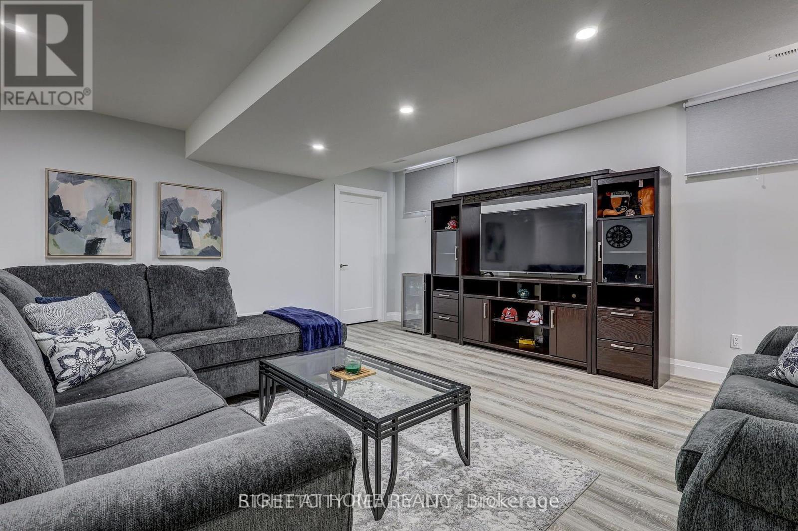 95 OPTIMIST DRIVE - 35