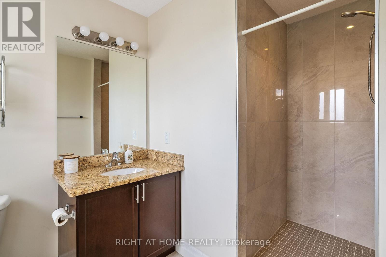878 ZAIFMAN CIRCLE - 32
