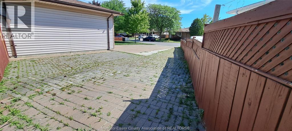 1635 COURTLAND CRESCENT - 33