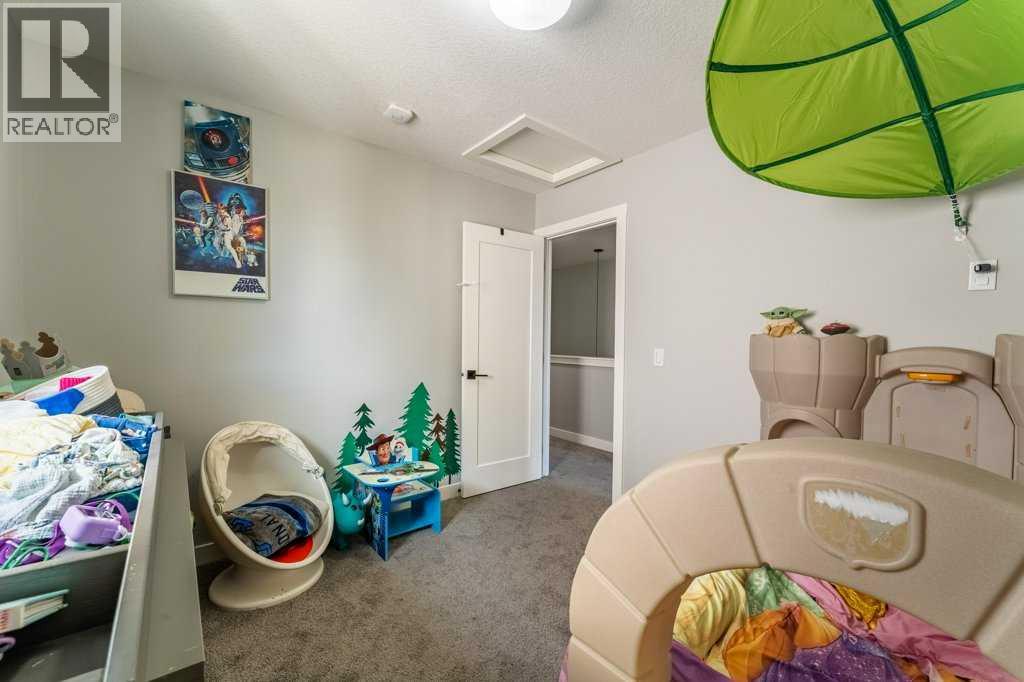 110 Hillcrest Close SW - 24
