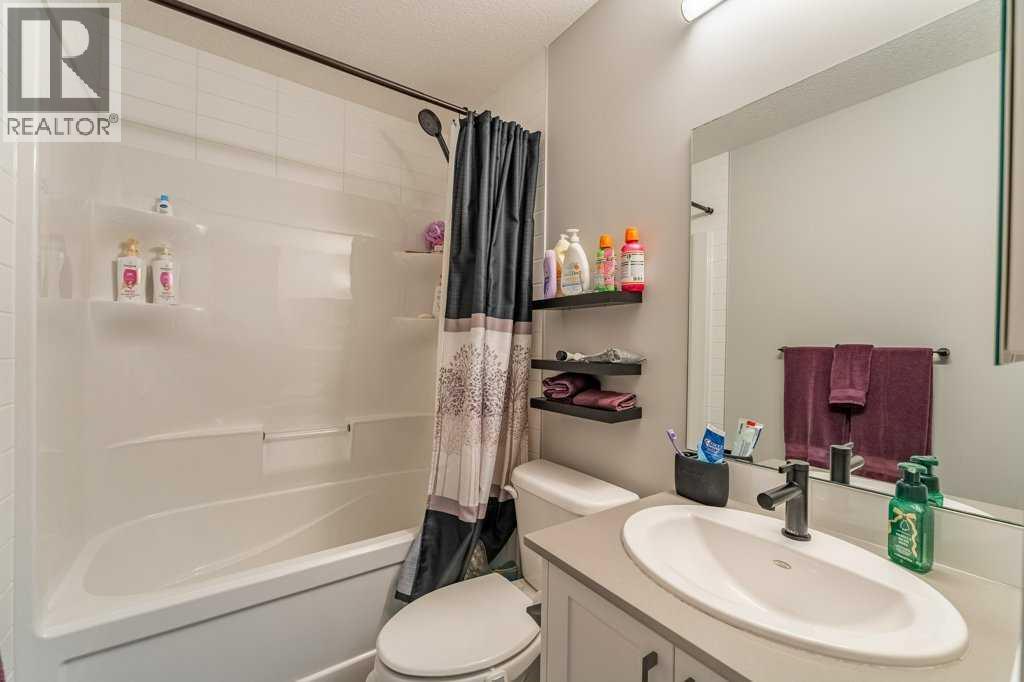 110 Hillcrest Close SW - 26