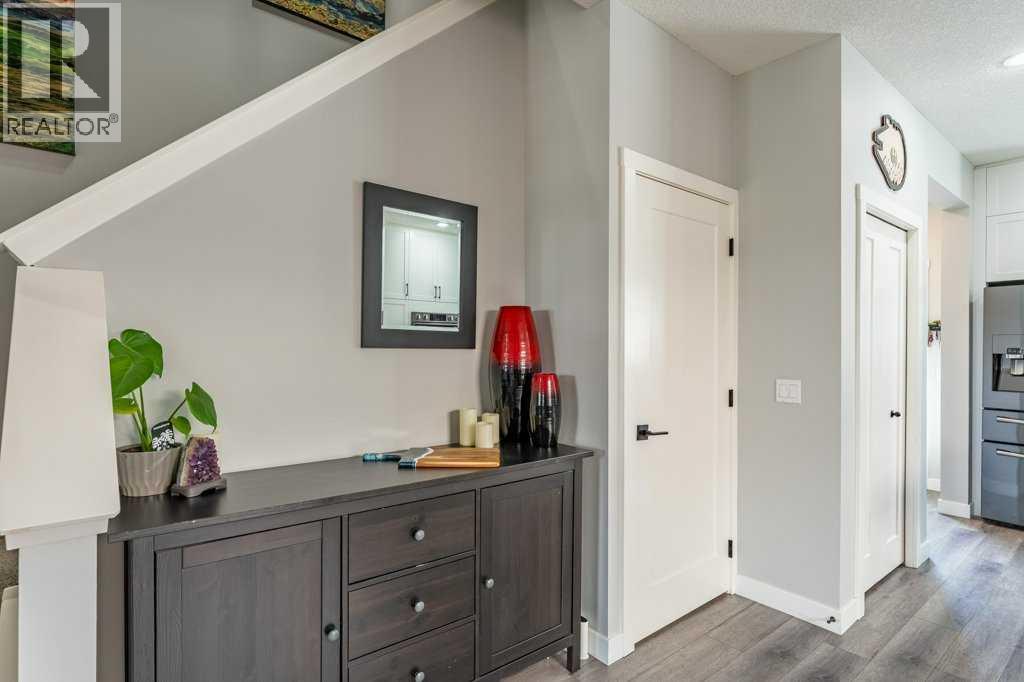110 Hillcrest Close SW - 8