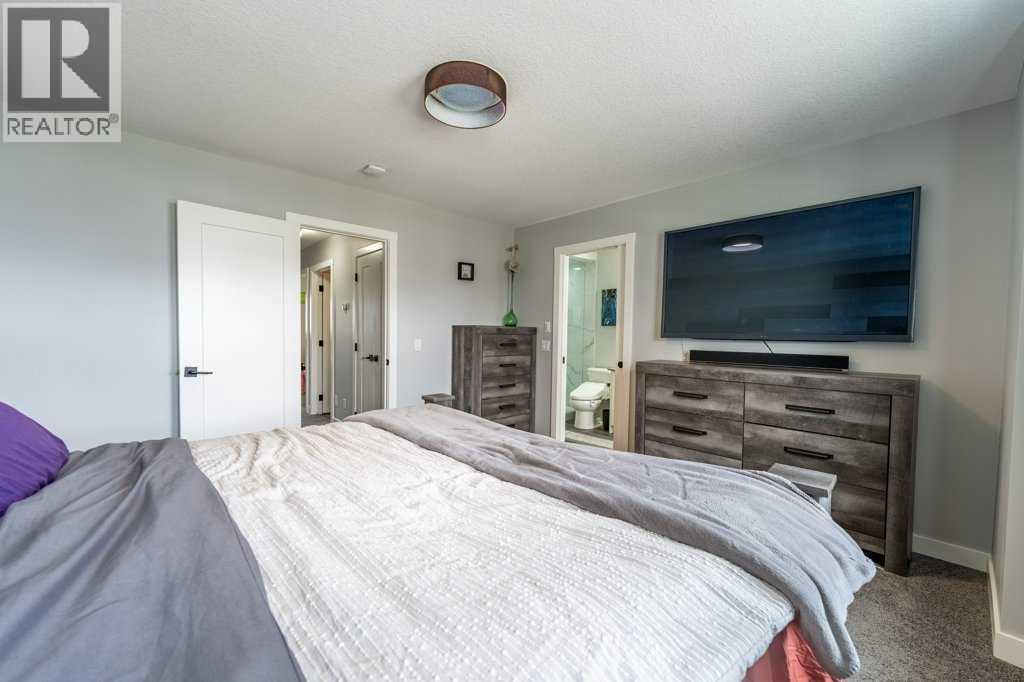 110 Hillcrest Close SW - 19