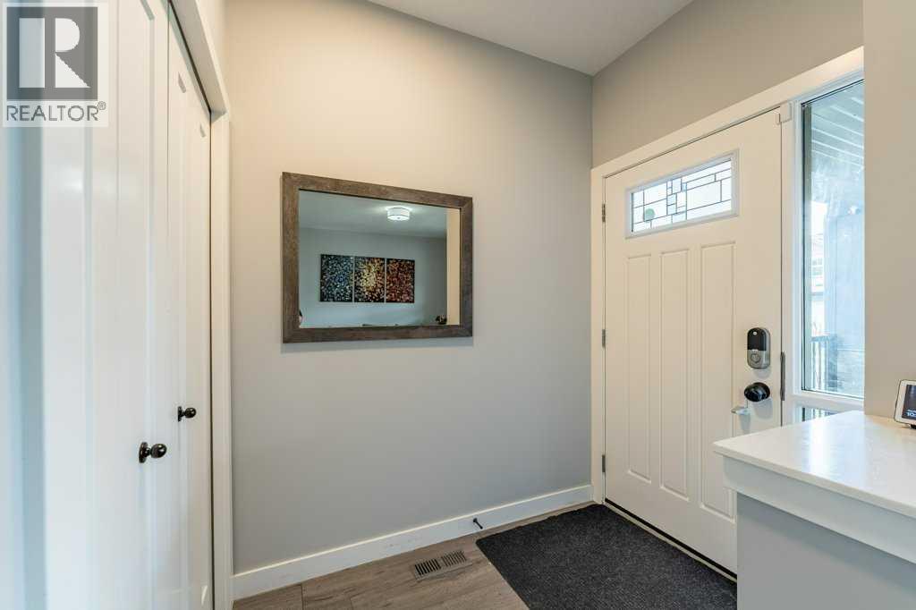 110 Hillcrest Close SW - 3