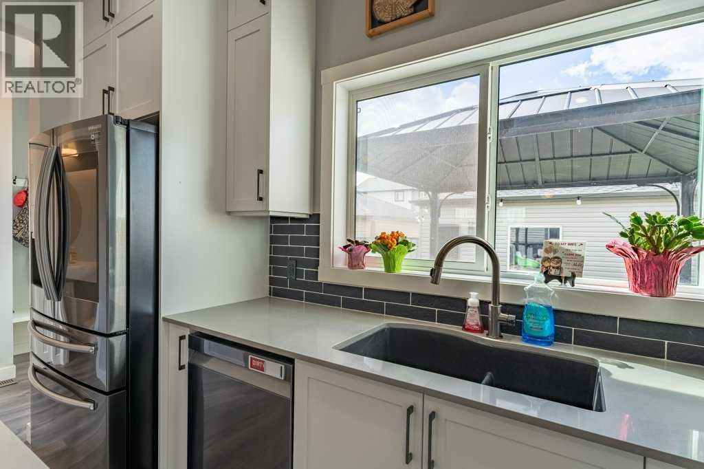 110 Hillcrest Close SW - 14