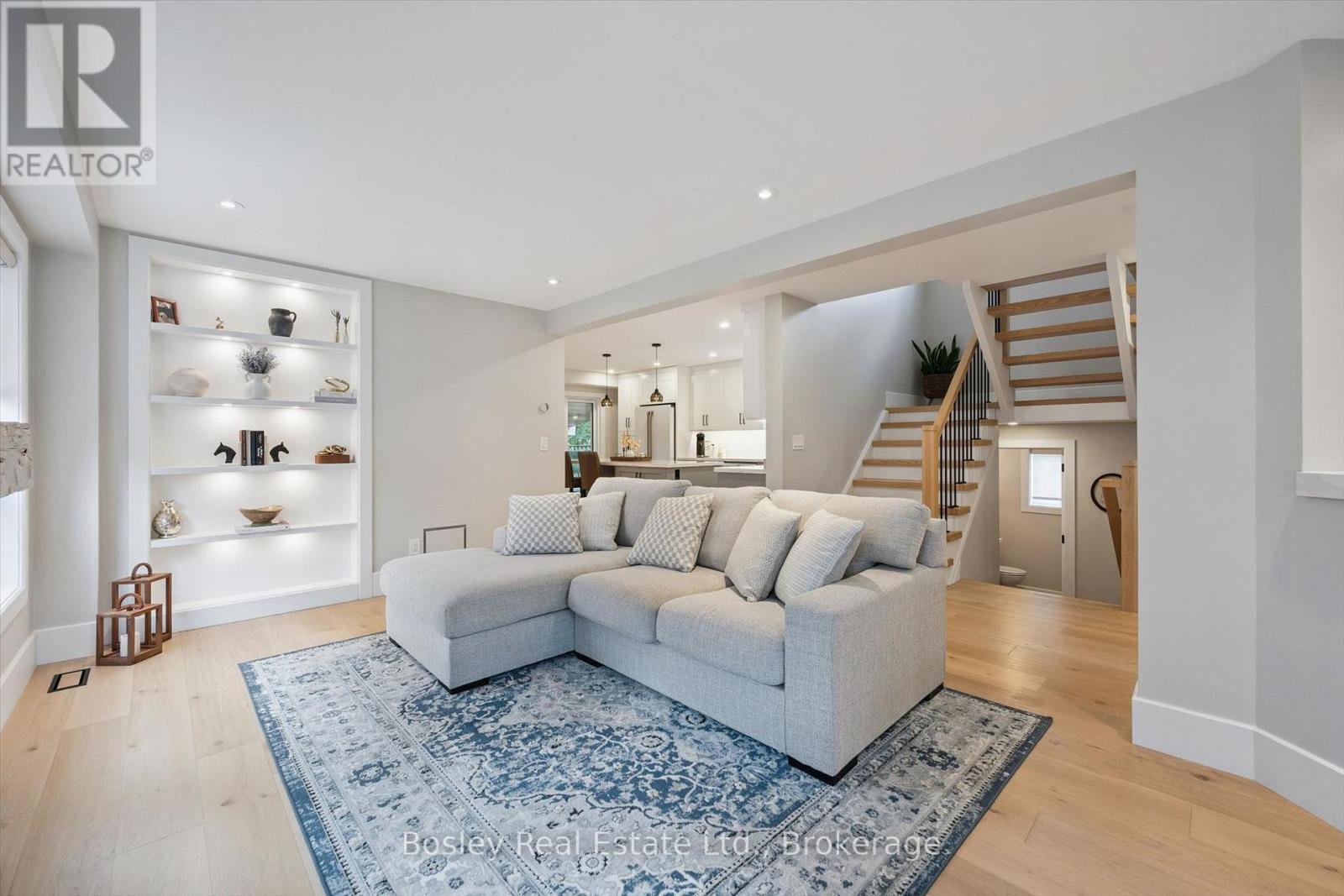 24 WATSON CRESCENT - 12