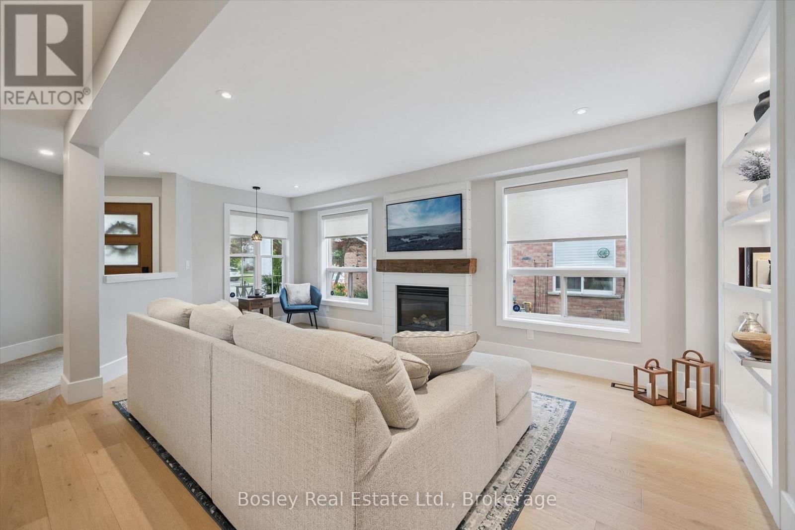 24 WATSON CRESCENT - 13