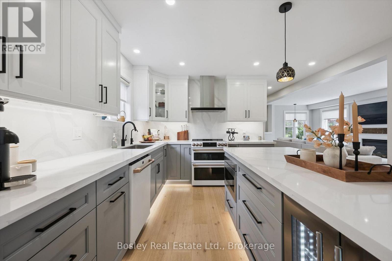 24 WATSON CRESCENT - 16