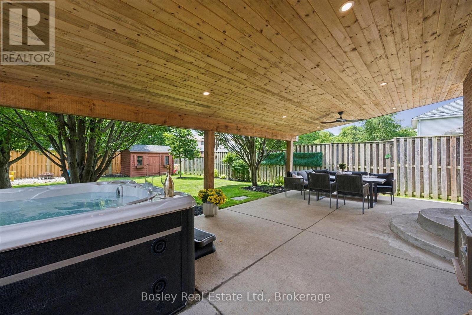 24 WATSON CRESCENT - 34