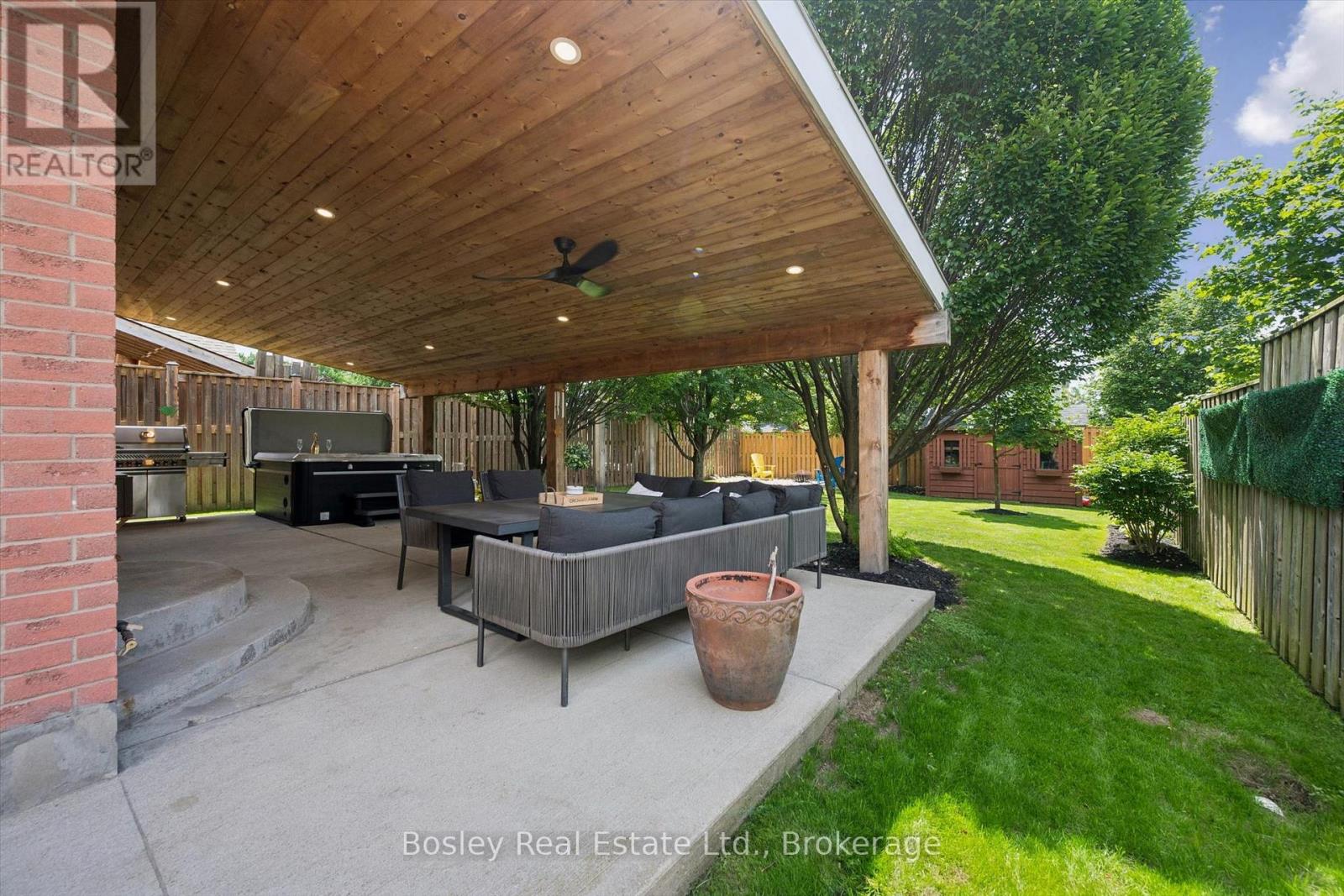 24 WATSON CRESCENT - 32