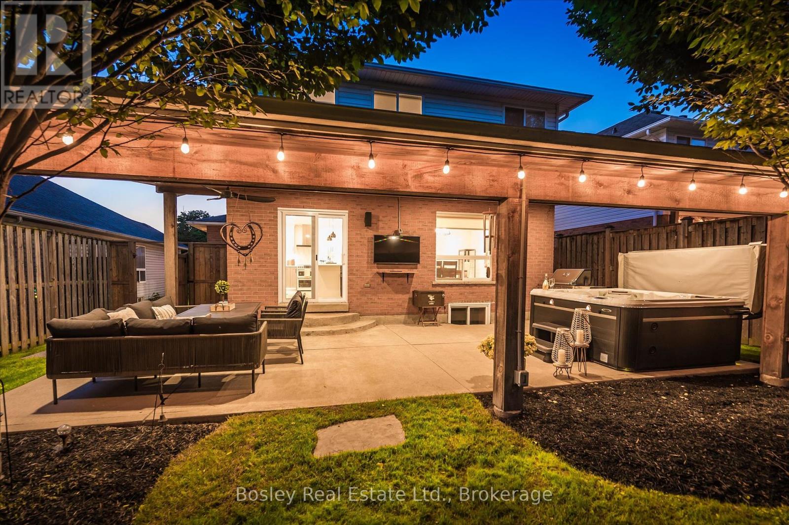24 WATSON CRESCENT - 40