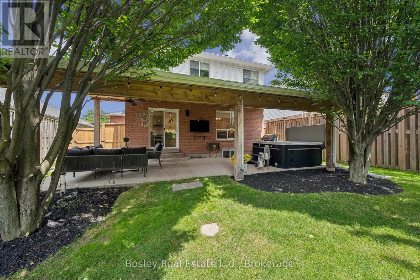 24 WATSON CRESCENT - 38