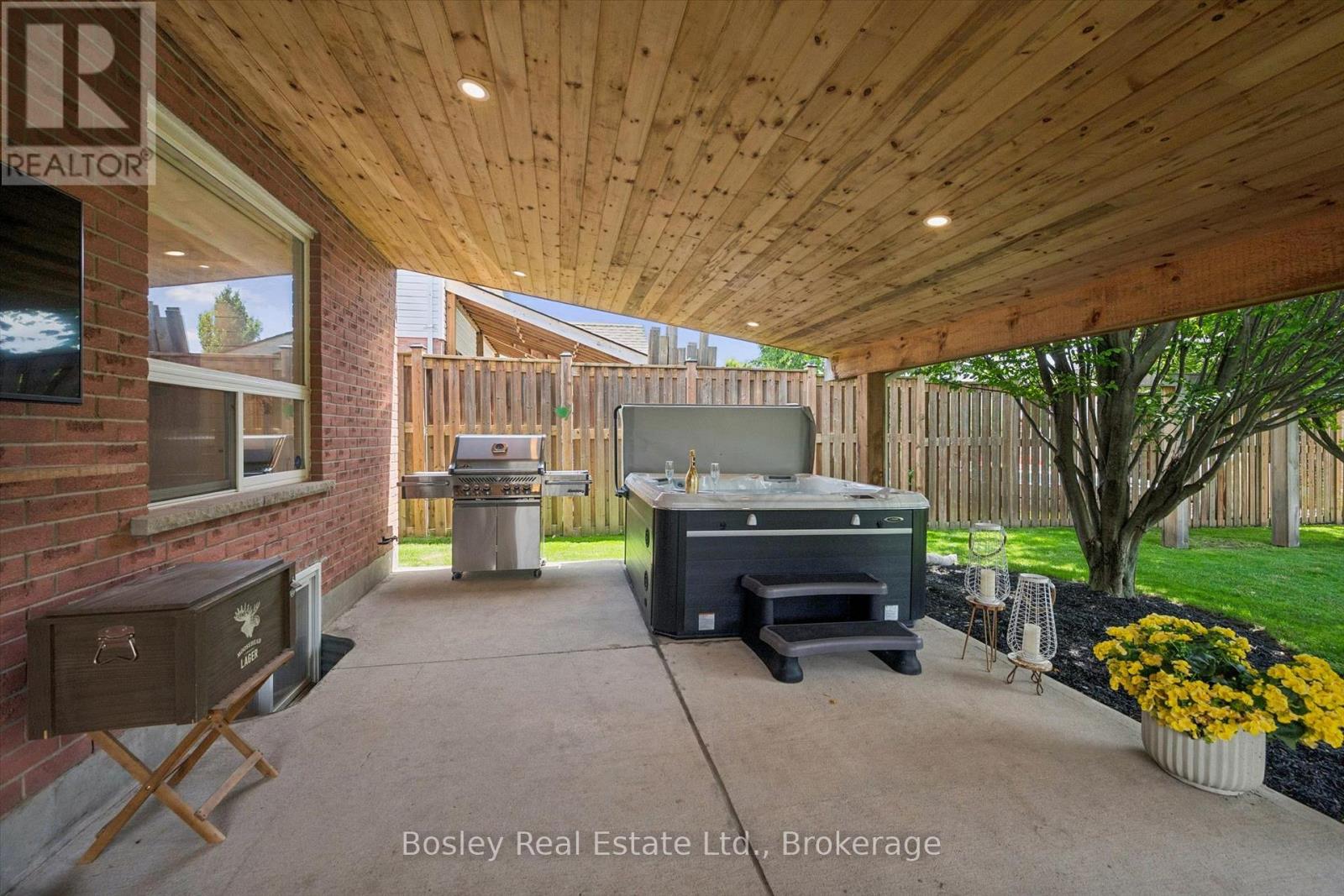24 WATSON CRESCENT - 33