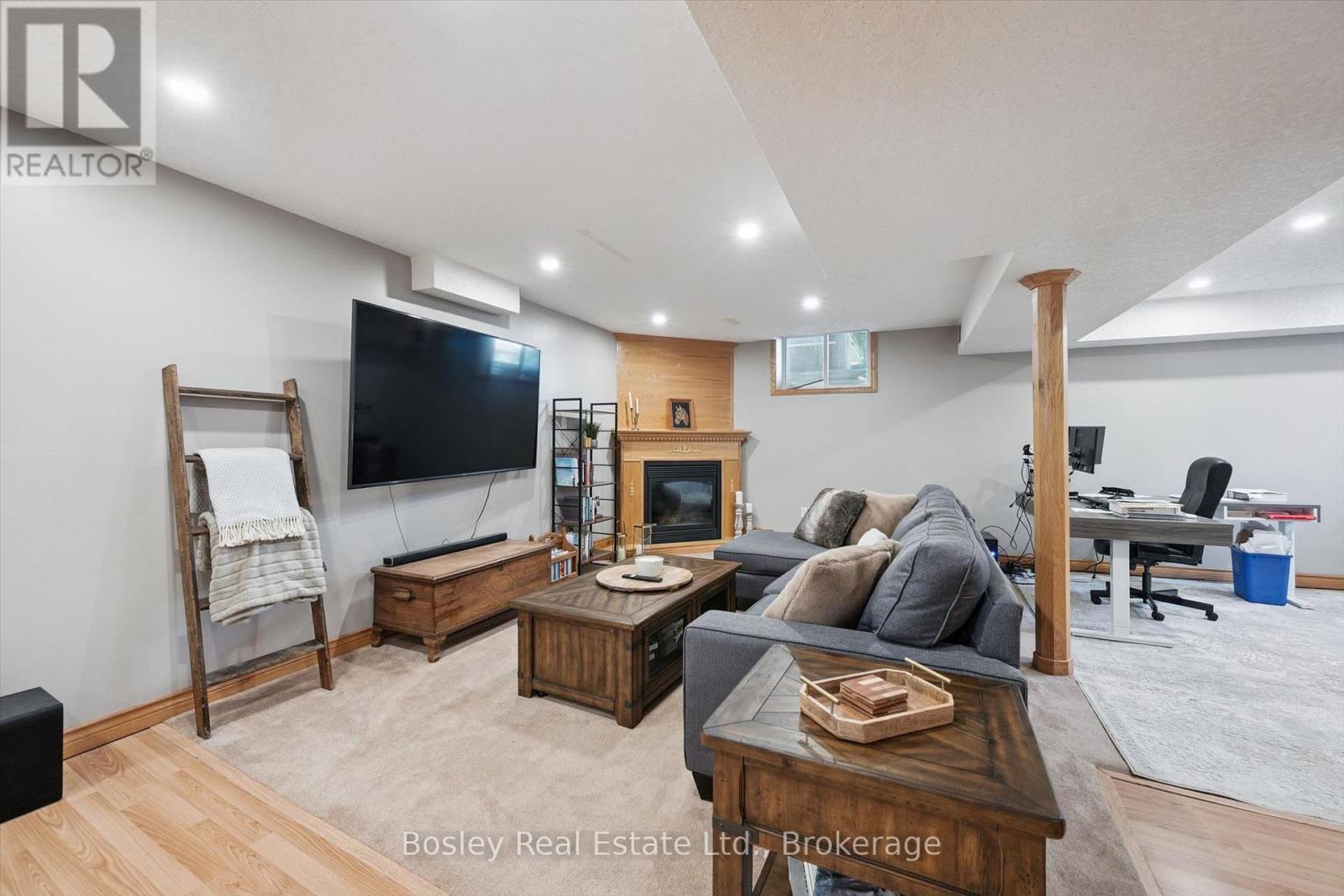 24 WATSON CRESCENT - 31