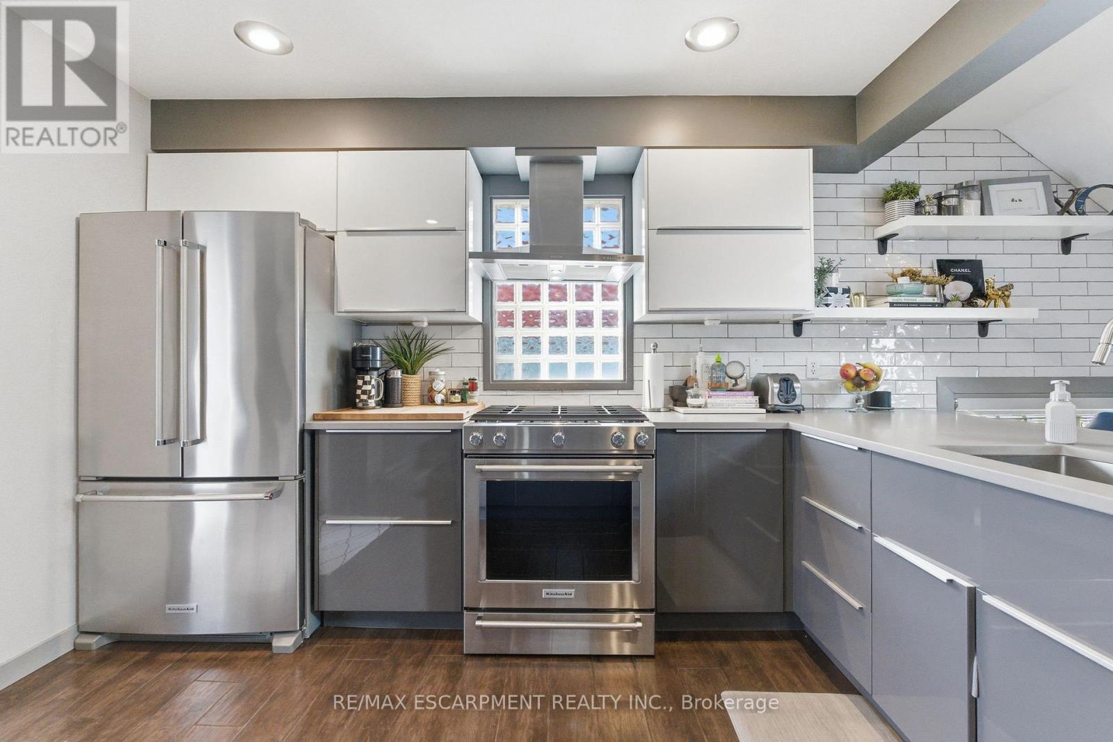 10 ROCKHAVEN LANE - 10