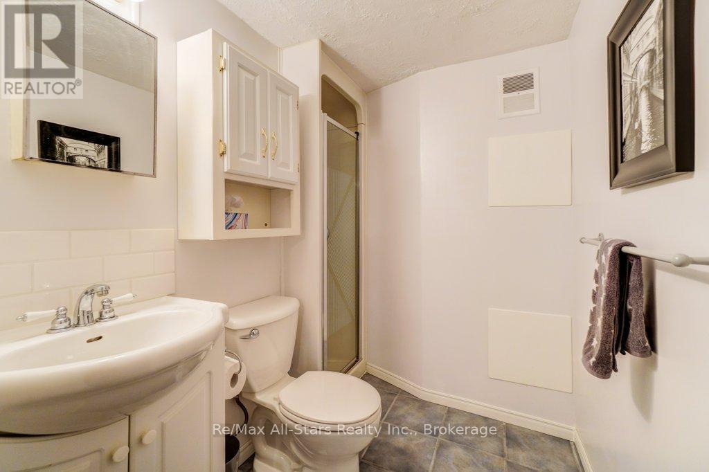 15 EDWIN STREET - 35