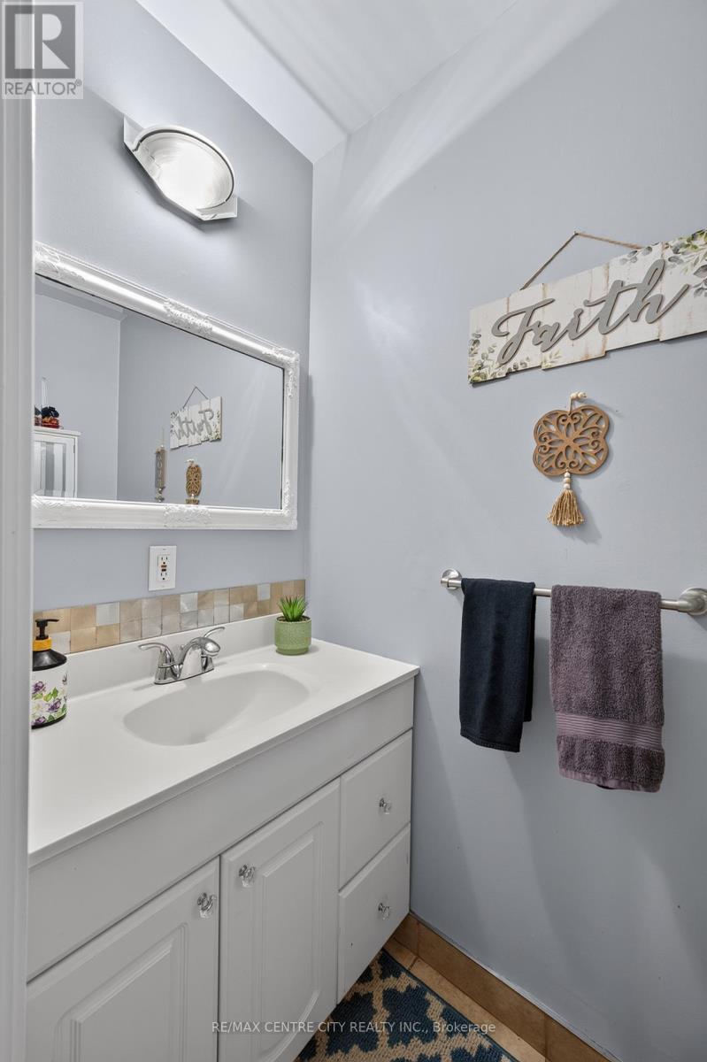 #3 720 WONDERLAND ROAD S - 10