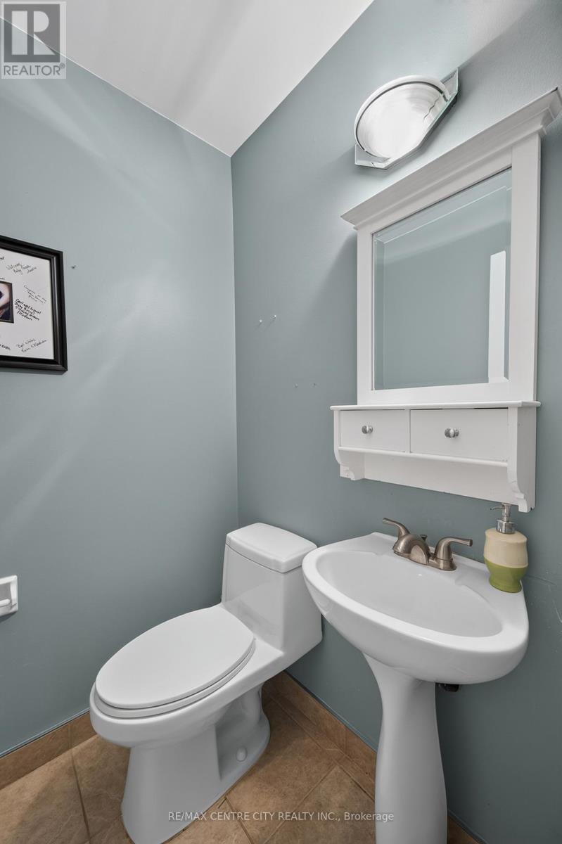 #3 720 WONDERLAND ROAD S - 19