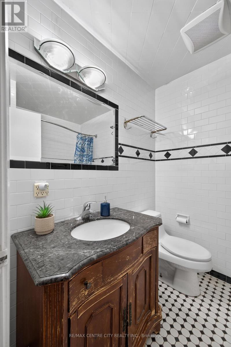 #3 720 WONDERLAND ROAD S - 25