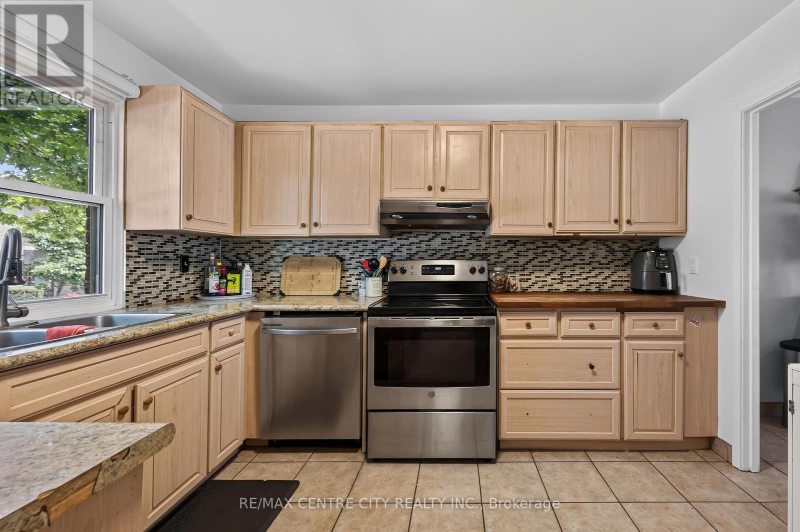 #3 720 WONDERLAND ROAD S - 7
