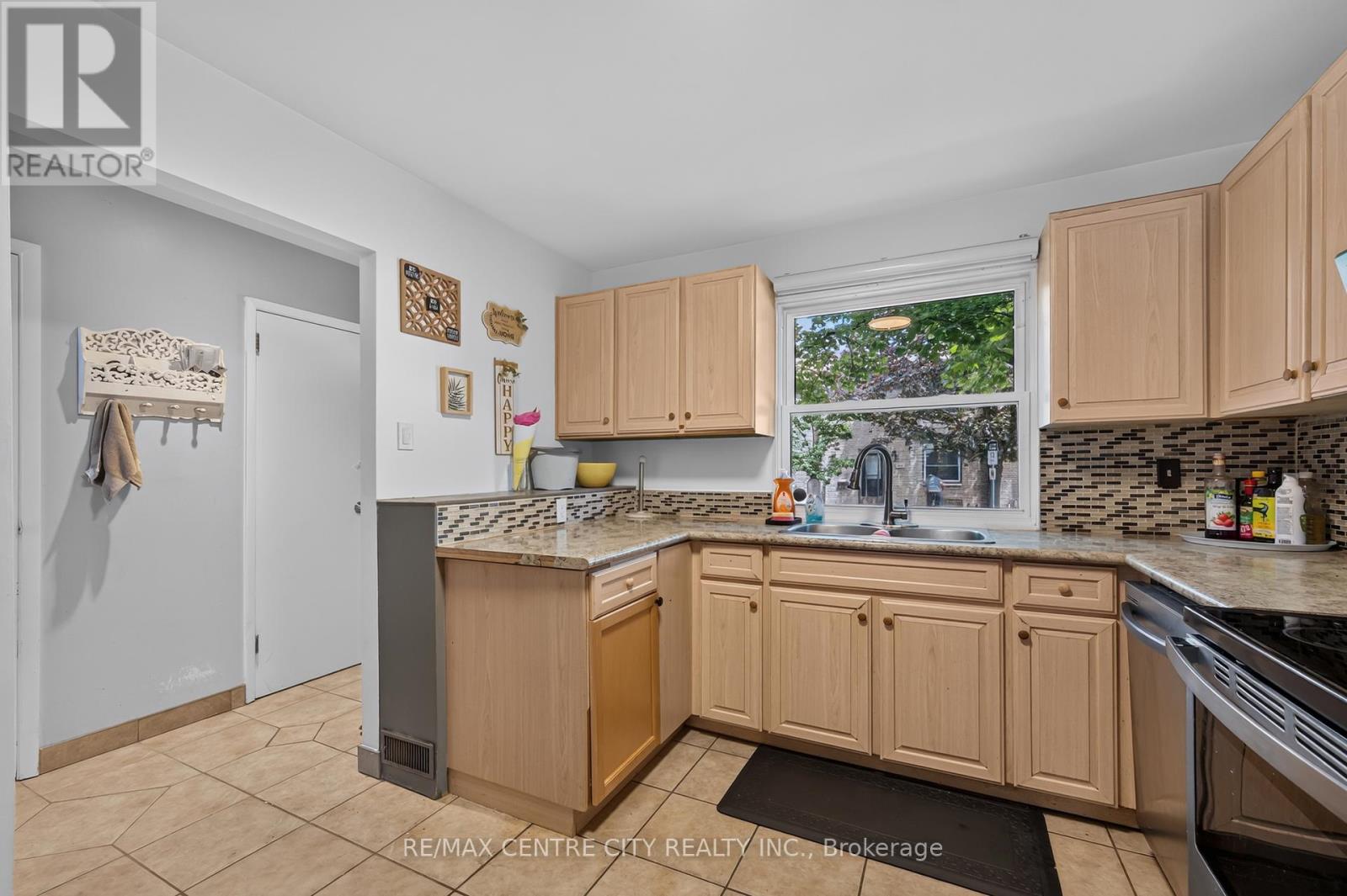 #3 720 WONDERLAND ROAD S - 9