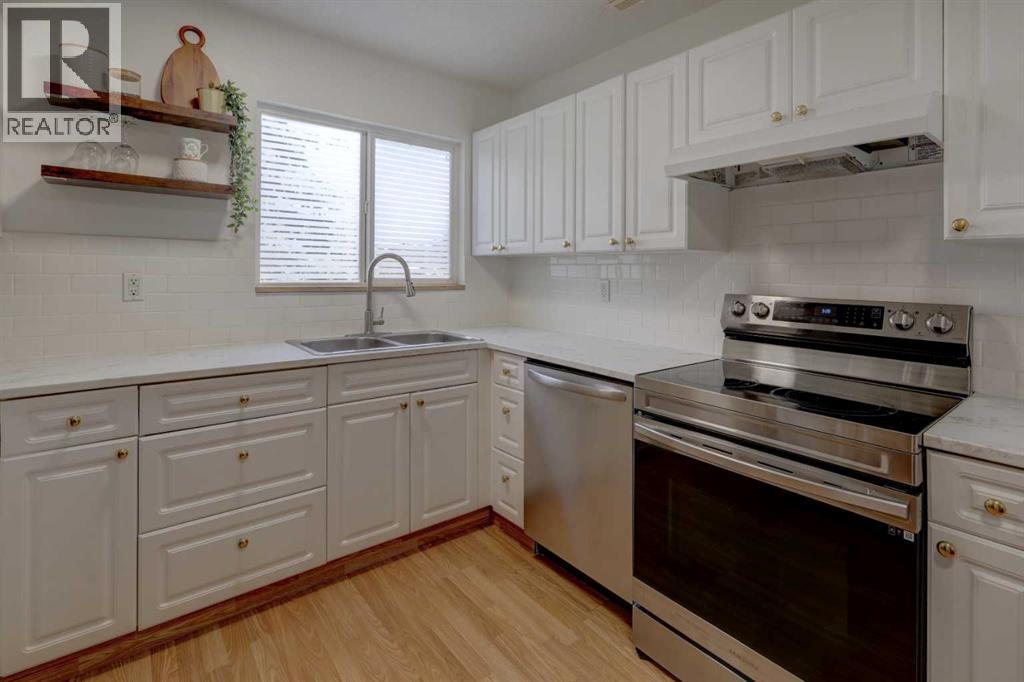 #10 707 Westmount Drive - 3