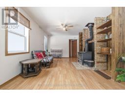 Family room - 32848 Highway 17 Highway, Laurentian Hills, ON K0J1P0 Photo 6